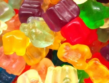 Βίντεο: Αυτή είναι η αλήθεια για τα αγαπημένα μας ζελεδάκια - Ο τρόπος παρασκευής που ανατριχιάζει